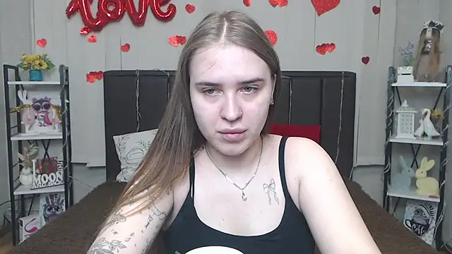 Snapshot of LauraHlot chatting on 05.23.26 LauraHlot online show from 05.23.26
