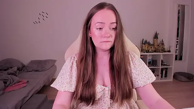 Snapshot of WalkingGirl chatting on 11.06.25 WalkingGirl online show from 11.06.25