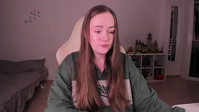 Snapshot of WalkingGirl chatting on 11.27.25 WalkingGirl online show from 11.27.25