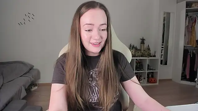 Snapshot of WalkingGirl chatting on 11.30.25 WalkingGirl online show from 11.30.25