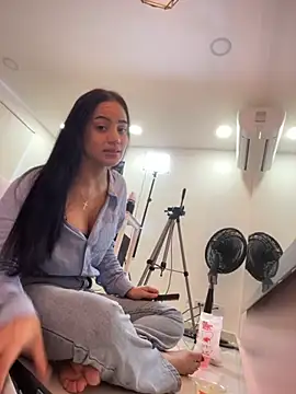 ariel jonees online show from 11.24.25