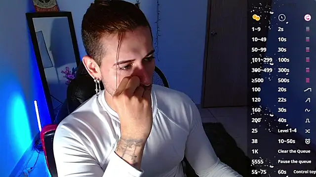 Snapshot of Ares_blue chatting on 01.28.25 Ares blue online show from 01.28.25