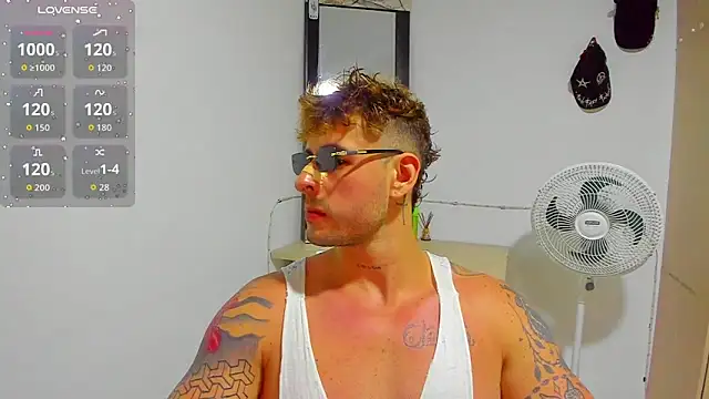 Snapshot of Ares_blue chatting on 10.08.25 Ares blue online show from 10.08.25