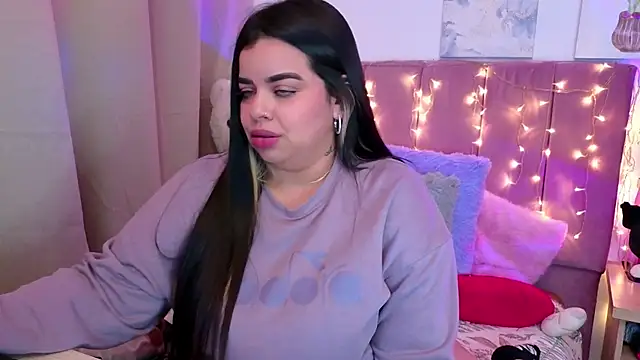 Snapshot of MiahJoness chatting on 11.10.25 MiahJoness online show from 11.10.25