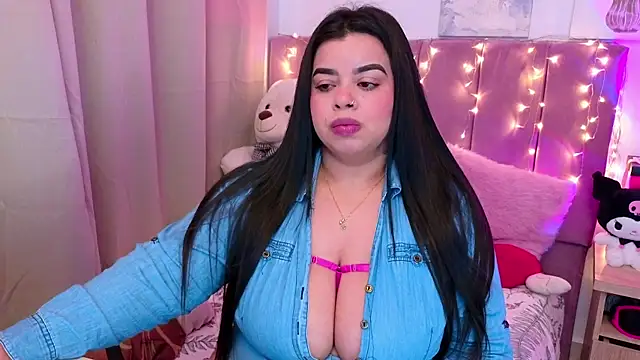 Snapshot of MiahJoness chatting on 11.25.25 MiahJoness online show from 11.25.25