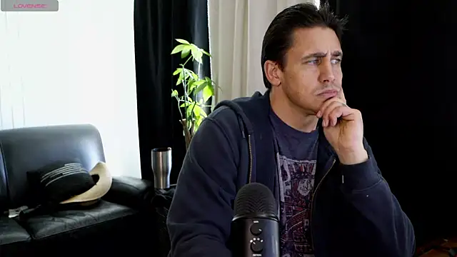 Snapshot of DamienSliick chatting on 11.23.25 DamienSliick online show from 11.23.25