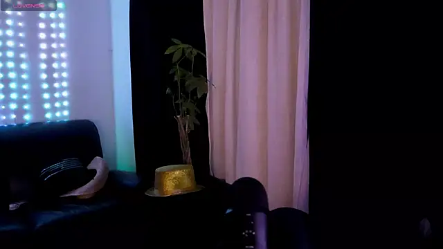 Snapshot of DamienSliick chatting on 11.24.25 DamienSliick online show from 11.24.25