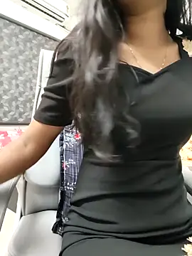 Snapshot of yhona_darling chatting on 05.18.26 yhona darling online show from 05.18.26
