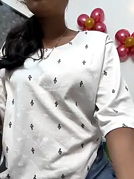 Snapshot of yhona_darling chatting on 05.19.26 yhona darling online show from 05.19.26