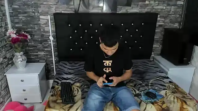 Snapshot of salvadorgomezx chatting on 12.15.24 salvadorgomezx online show from 12.15.24