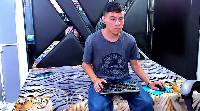 Snapshot of salvadorgomezx chatting on 12.23.24 salvadorgomezx online show from 12.23.24