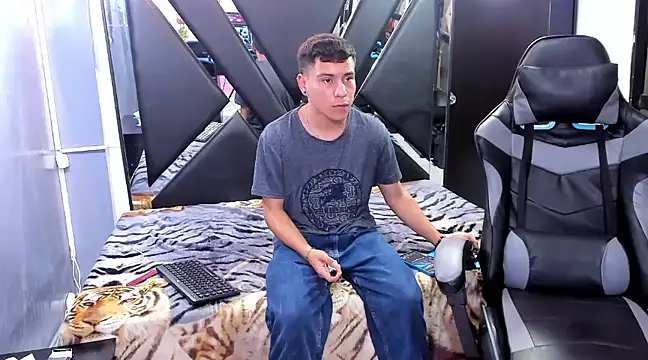 Snapshot of salvadorgomezx chatting on 12.23.24 salvadorgomezx online show from 12.23.24