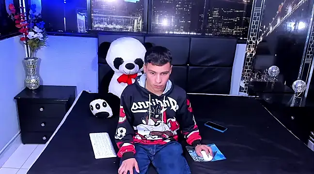 Snapshot of salvadorgomezx chatting on 12.24.24 salvadorgomezx online show from 12.24.24