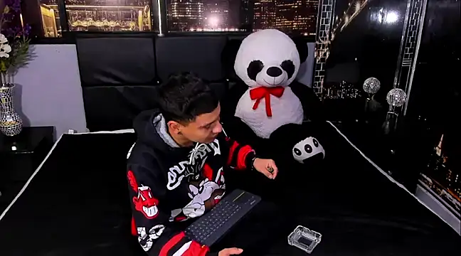 Snapshot of salvadorgomezx chatting on 12.28.24 salvadorgomezx online show from 12.28.24