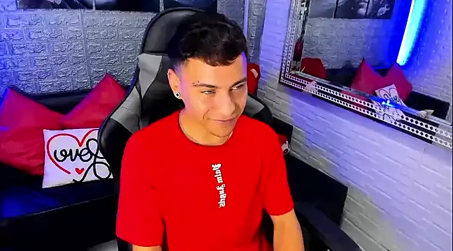 Snapshot of salvadorgomezx chatting on 01.04.25 salvadorgomezx online show from 01.04.25