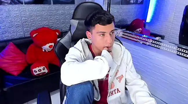 Snapshot of salvadorgomezx chatting on 01.14.25 salvadorgomezx online show from 01.14.25