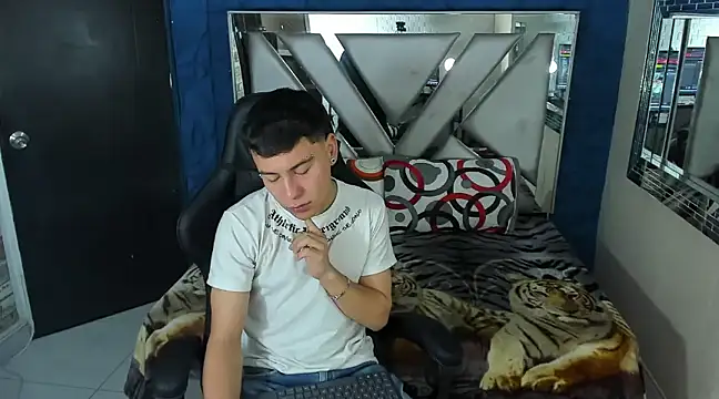 Snapshot of salvadorgomezx chatting on 01.23.25 salvadorgomezx online show from 01.23.25