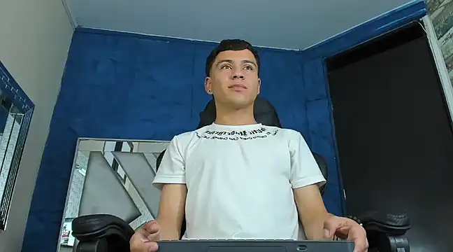 Snapshot of salvadorgomezx chatting on 01.23.25 salvadorgomezx online show from 01.23.25