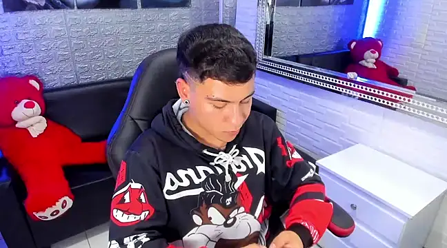 Snapshot of salvadorgomezx chatting on 02.05.25 salvadorgomezx online show from 02.05.25