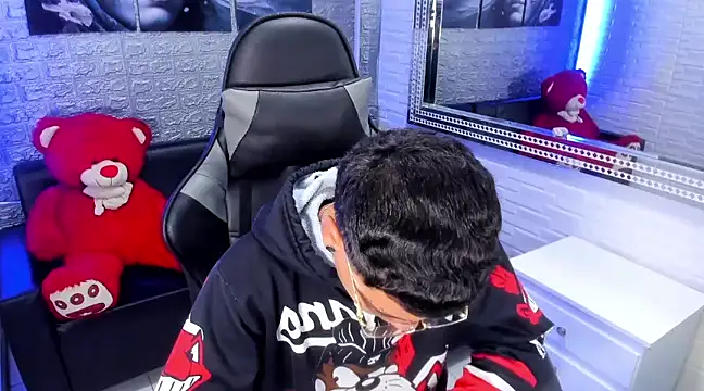 Snapshot of salvadorgomezx chatting on 02.05.25 salvadorgomezx online show from 02.05.25