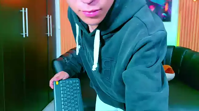 Snapshot of salvadorgomezx chatting on 02.06.25 salvadorgomezx online show from 02.06.25