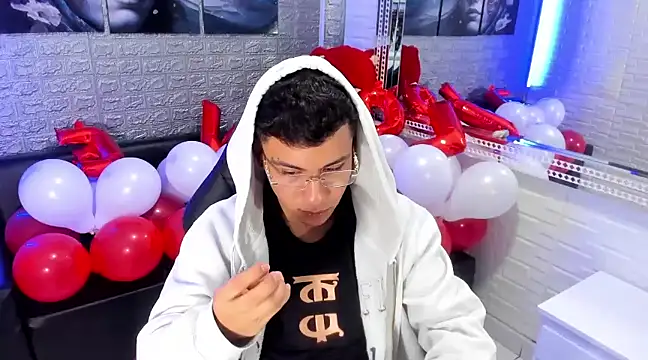 Snapshot of salvadorgomezx chatting on 02.14.25 salvadorgomezx online show from 02.14.25