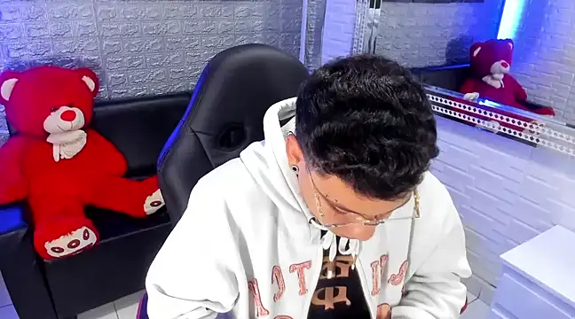 Snapshot of salvadorgomezx chatting on 02.14.25 salvadorgomezx online show from 02.14.25