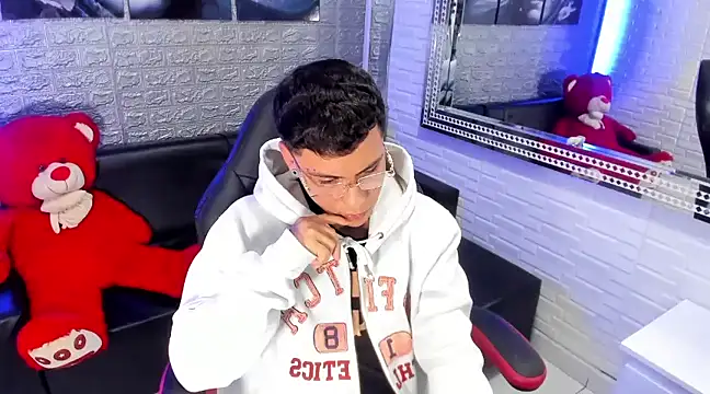 Snapshot of salvadorgomezx chatting on 02.14.25 salvadorgomezx online show from 02.14.25