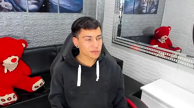 Snapshot of salvadorgomezx chatting on 02.16.25 salvadorgomezx online show from 02.16.25