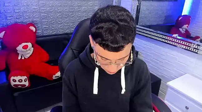 Snapshot of salvadorgomezx chatting on 02.18.25 salvadorgomezx online show from 02.18.25