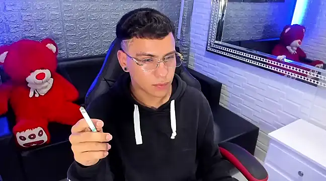 Snapshot of salvadorgomezx chatting on 02.18.25 salvadorgomezx online show from 02.18.25