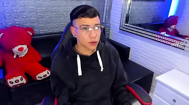 Snapshot of salvadorgomezx chatting on 02.18.25 salvadorgomezx online show from 02.18.25