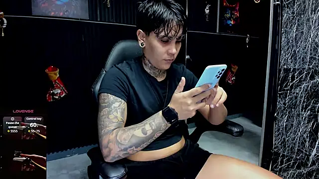 ZhoeStrong online show from 12.15.25