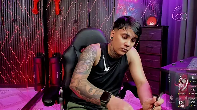 Snapshot of ZhoeStrong chatting on 02.23.26 ZhoeStrong online show from 02.23.26