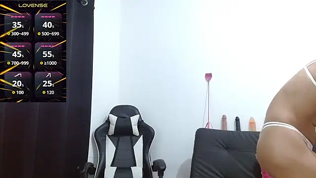 Snapshot of Kiara-Rider chatting on 11.14.25 Kiara-Rider online show from 11.14.25