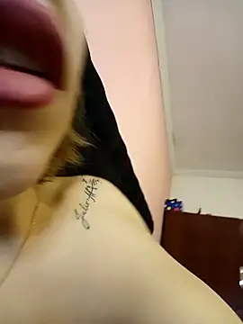 Snapshot of couple2000 chatting on 02.26.25 couple2000 online show from 02.26.25