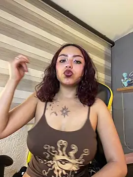 Snapshot of Liittleluaa_ chatting on 02.19.25 Liittleluaa online show from 02.19.25