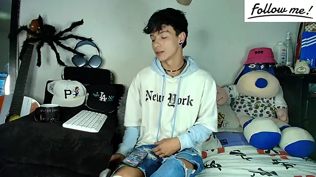 Snapshot of twink_sebas_ chatting on 12.12.24 twink sebas online show from 12.12.24