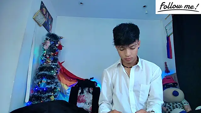 Snapshot of twink_sebas_ chatting on 12.22.24 twink sebas online show from 12.22.24