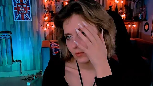 Snapshot of LolaAsmus chatting on 12.17.24 LolaAsmus online show from 12.17.24