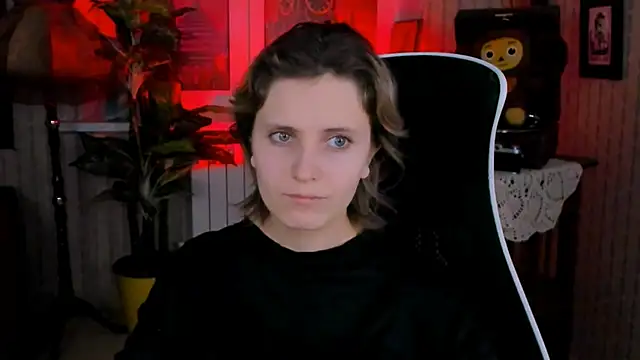 Snapshot of LolaAsmus chatting on 12.21.24 LolaAsmus online show from 12.21.24