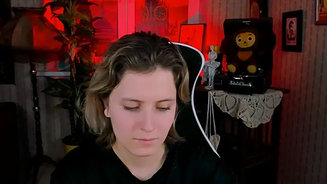 Snapshot of LolaAsmus chatting on 12.21.24 LolaAsmus online show from 12.21.24