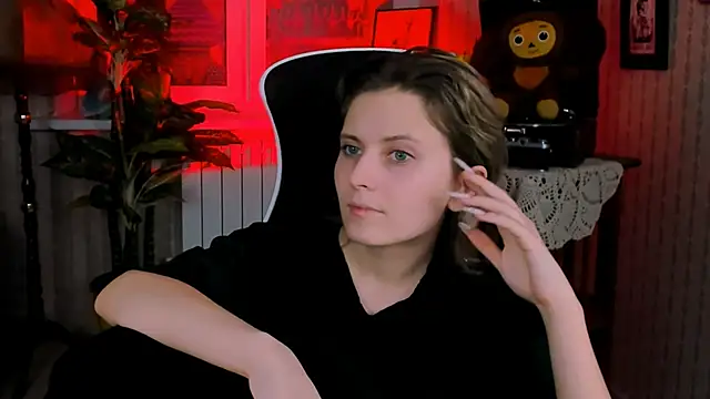 Snapshot of LolaAsmus chatting on 12.21.24 LolaAsmus online show from 12.21.24
