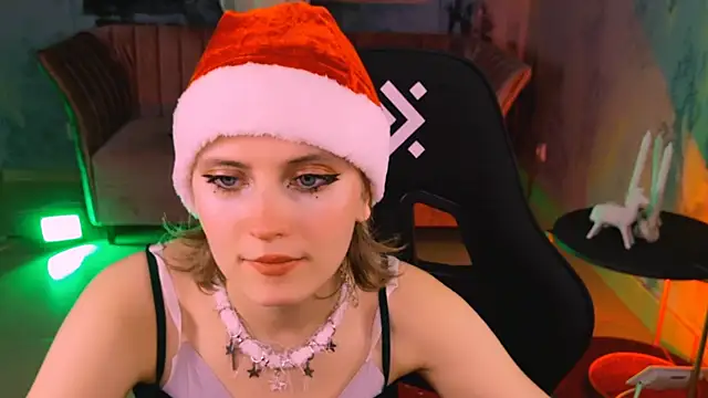 Snapshot of LolaAsmus chatting on 12.25.24 LolaAsmus online show from 12.25.24
