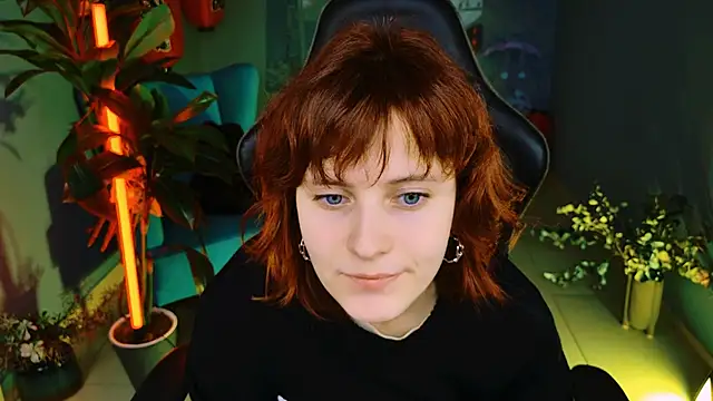 Snapshot of LolaAsmus chatting on 03.10.25 LolaAsmus online show from 03.10.25