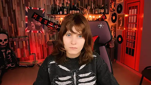 Snapshot of LolaAsmus chatting on 10.24.25 LolaAsmus online show from 10.24.25