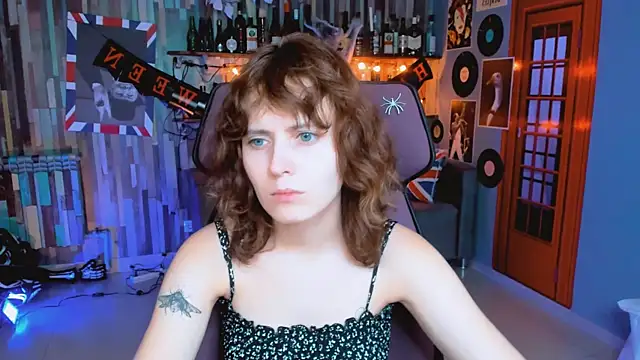 Snapshot of LolaAsmus chatting on 10.29.25 LolaAsmus online show from 10.29.25