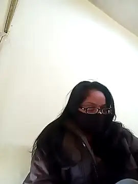 Snapshot of heenage chatting on 12.31.24 heenage online show from 12.31.24