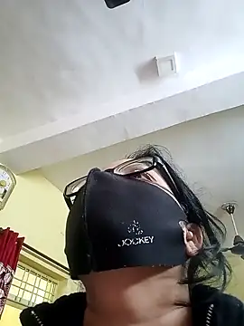 Snapshot of heenage chatting on 01.12.25 heenage online show from 01.12.25