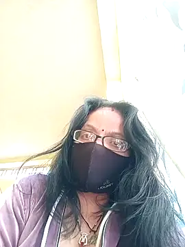 Snapshot of heenage chatting on 01.13.25 heenage online show from 01.13.25